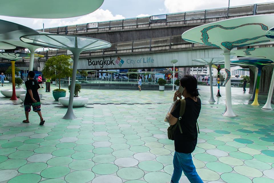Busy elevated platform in the centre of Bangkok